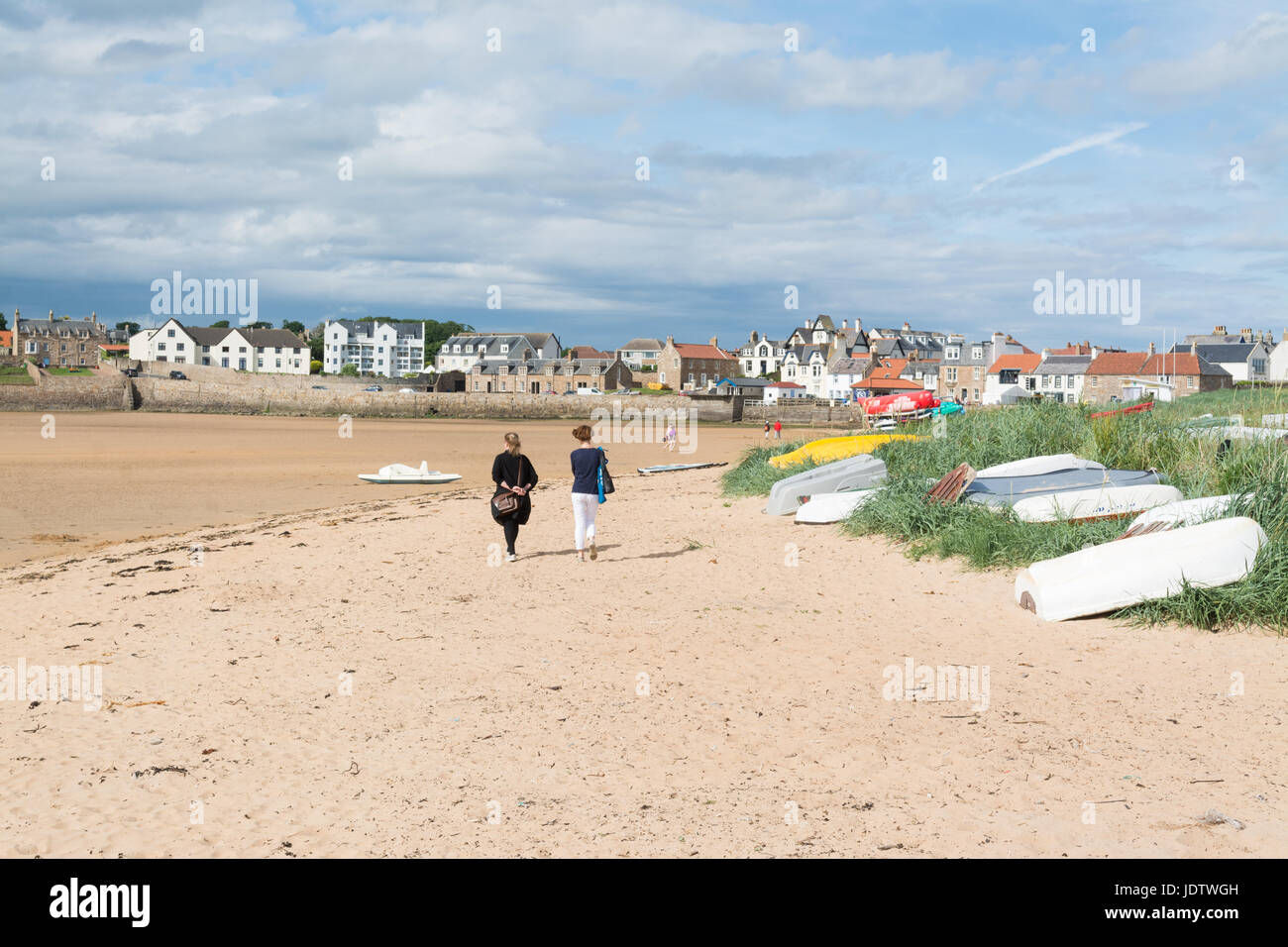 Elie beach - dos mujeres caminando por Elie playa, Fife, Escocia, Reino Unido Foto de stock