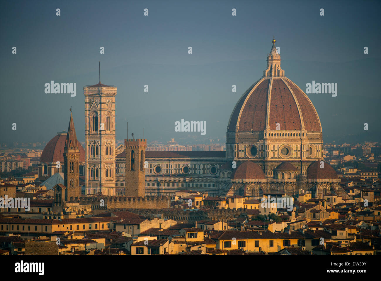 La catedral domina Florencia Foto de stock