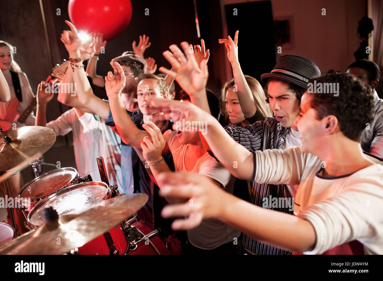 Los adolescentes bailando en concierto Foto de stock