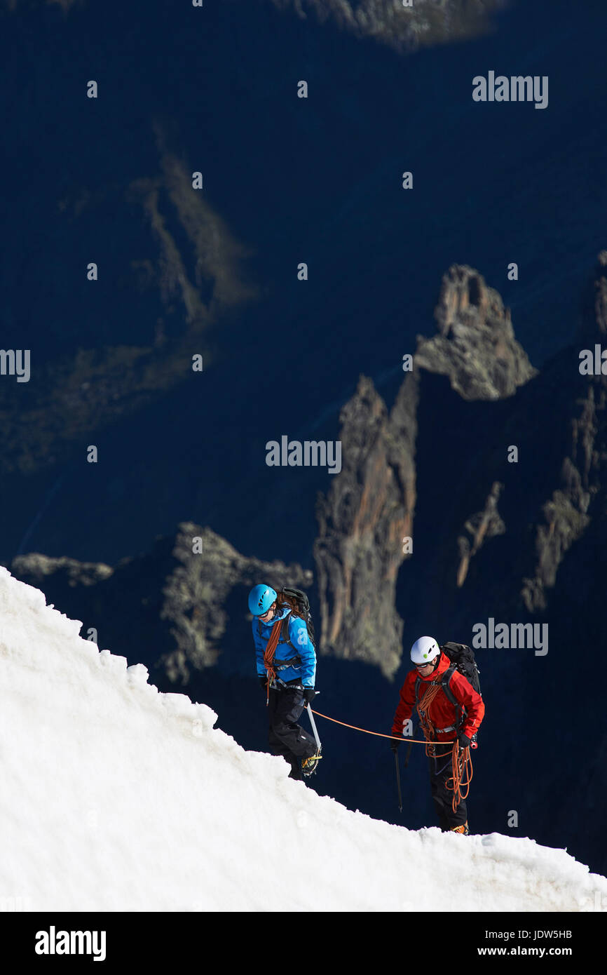 Los montañistas en la montaña, Chamonix, Haute Savoie, Francia Foto de stock