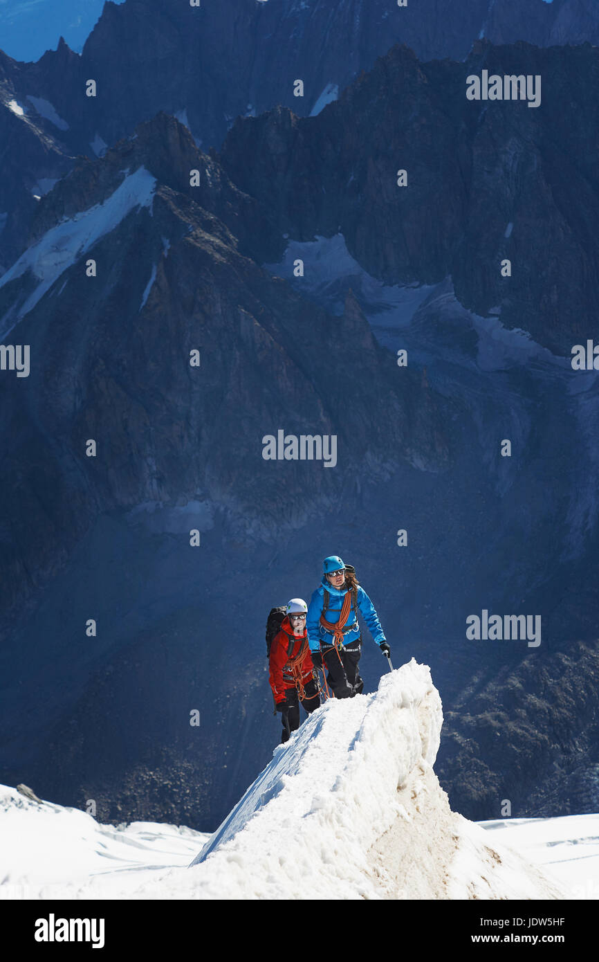 Los montañistas en la montaña, Chamonix, Haute Savoie, Francia Foto de stock