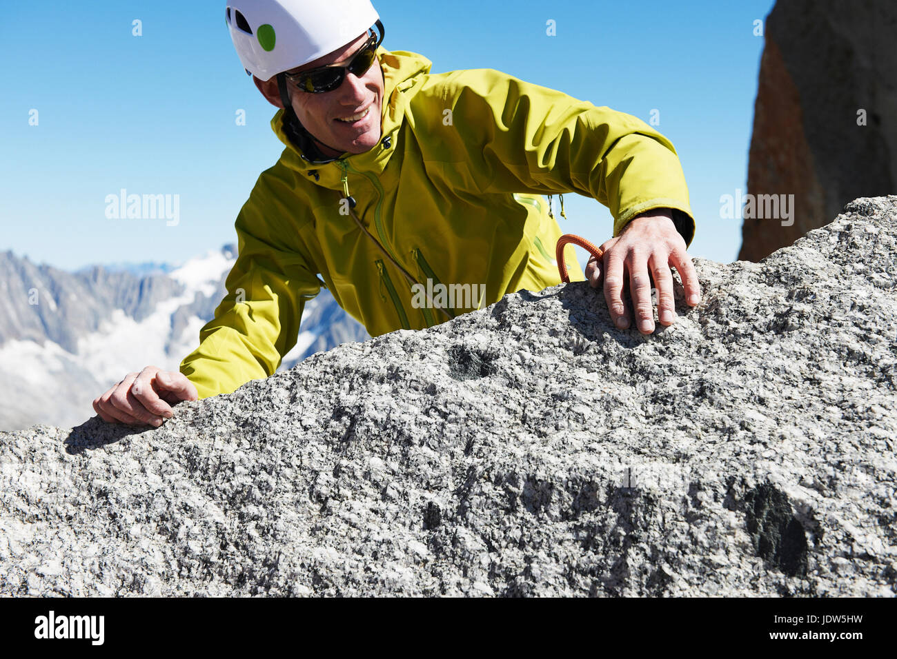 Alpinista alcanzar cumbre, Chamonix, Haute Savoie, Francia Foto de stock