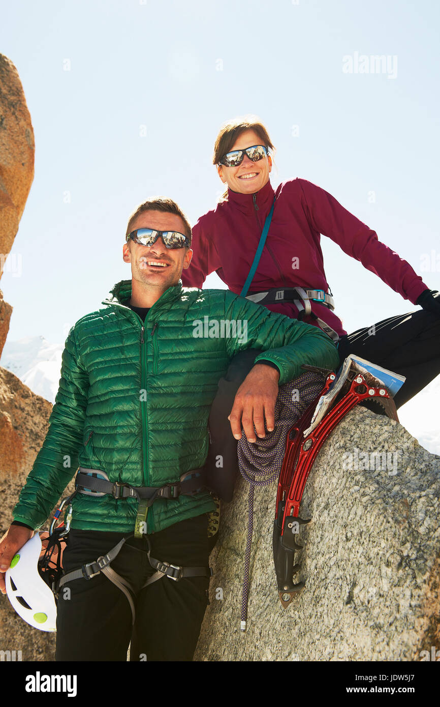 Retrato de pareja adulta media con equipos de alpinismo y escalada sonriendo Foto de stock