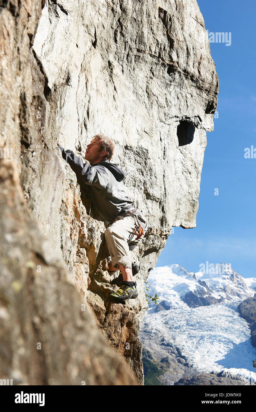 El hombre de la escalada en roca, Chamonix, Haute Savoie, Francia Foto de stock