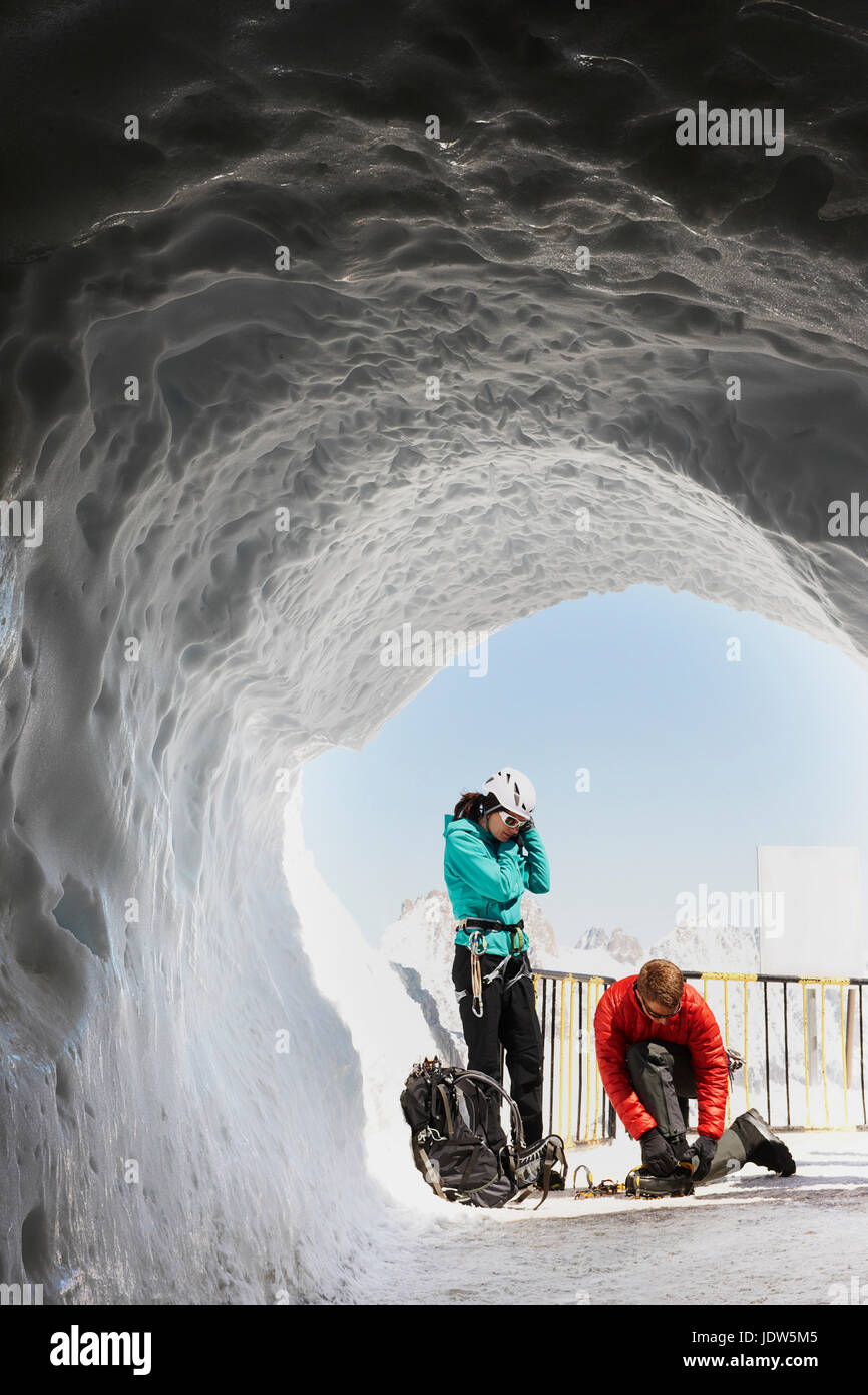 Dos escaladores en la cueva de hielo Foto de stock
