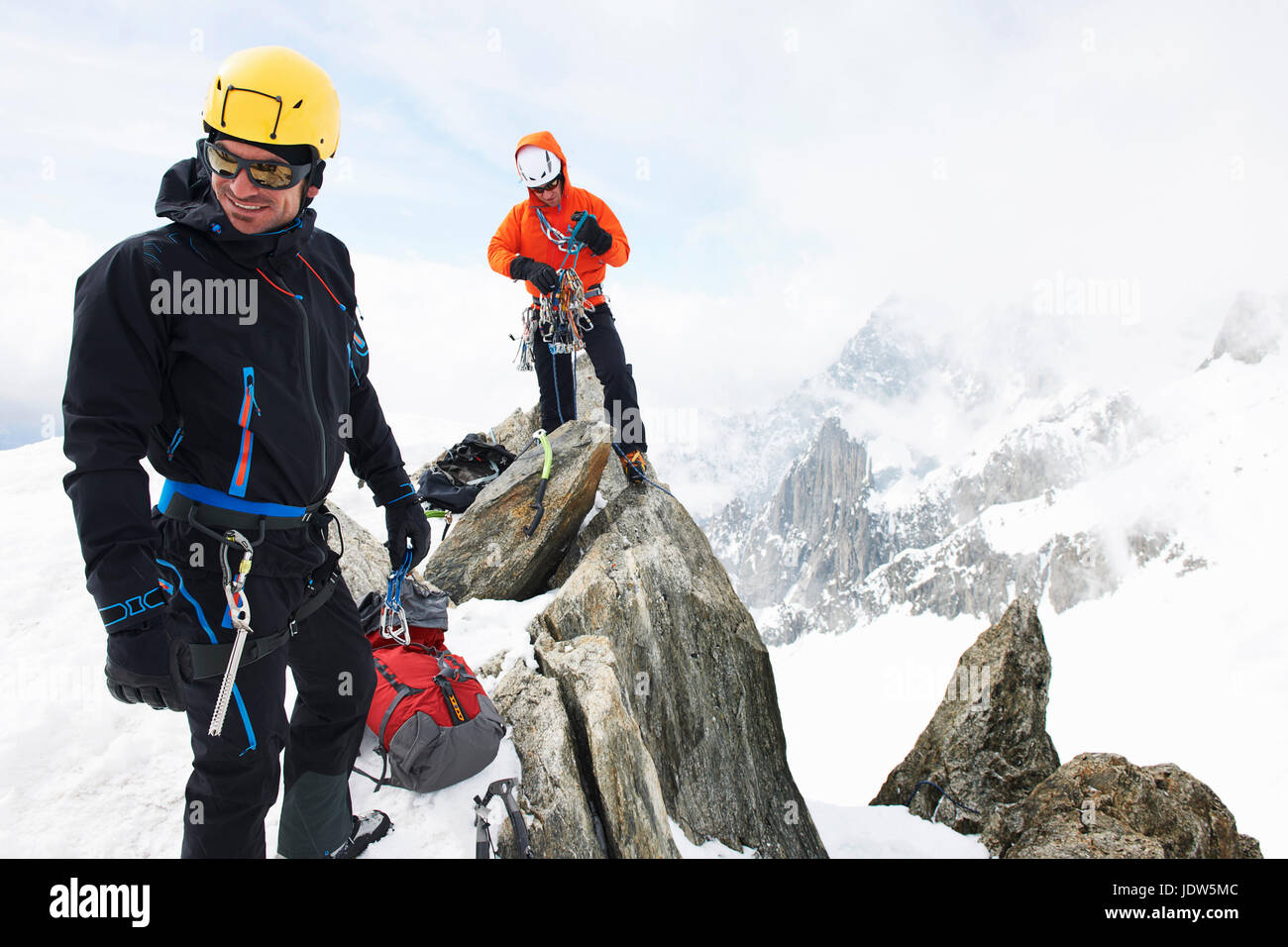 Dos hombres de la escalada en roca, Chamonix, Francia Foto de stock