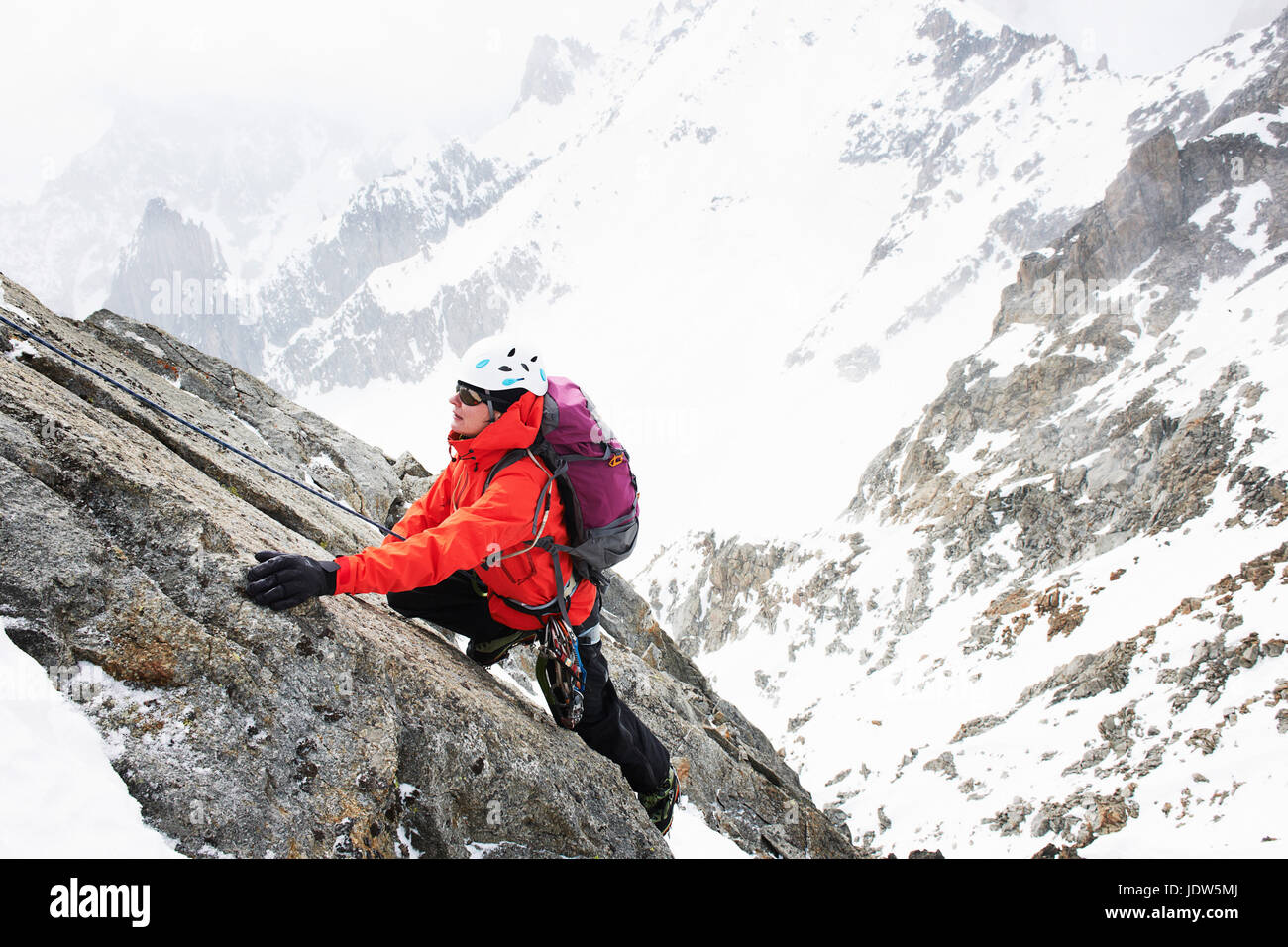 Mujer adulta media montañismo, Chamonix, Francia Foto de stock