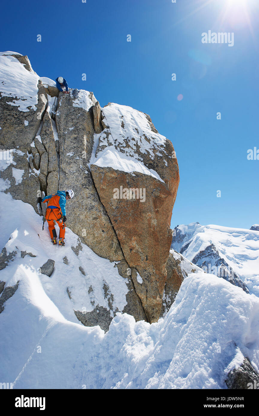 Dos hombres montañismo, Chamonix, Francia Foto de stock