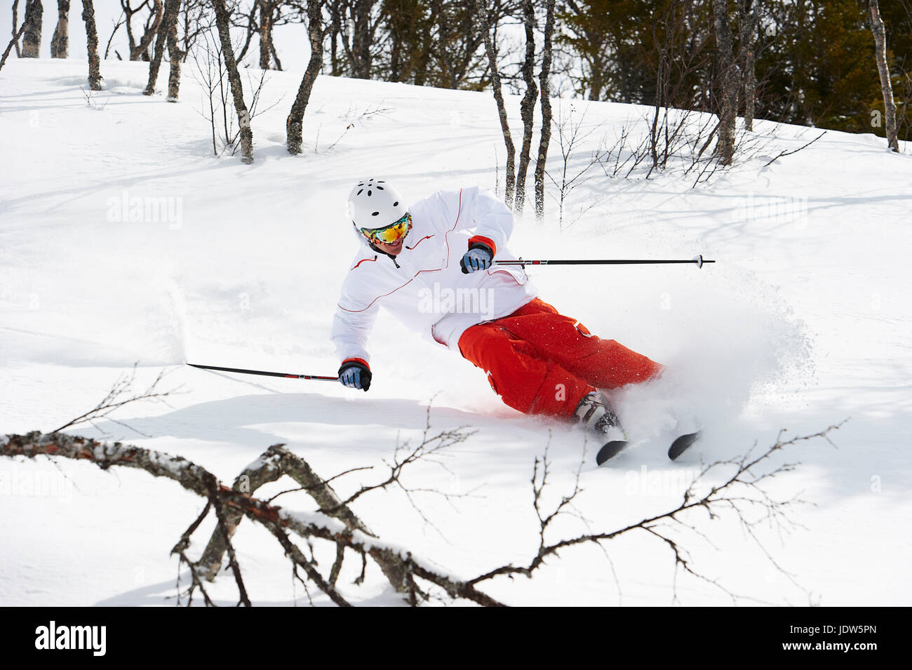 Esquiador girando en la nieve, son, Suecia Foto de stock