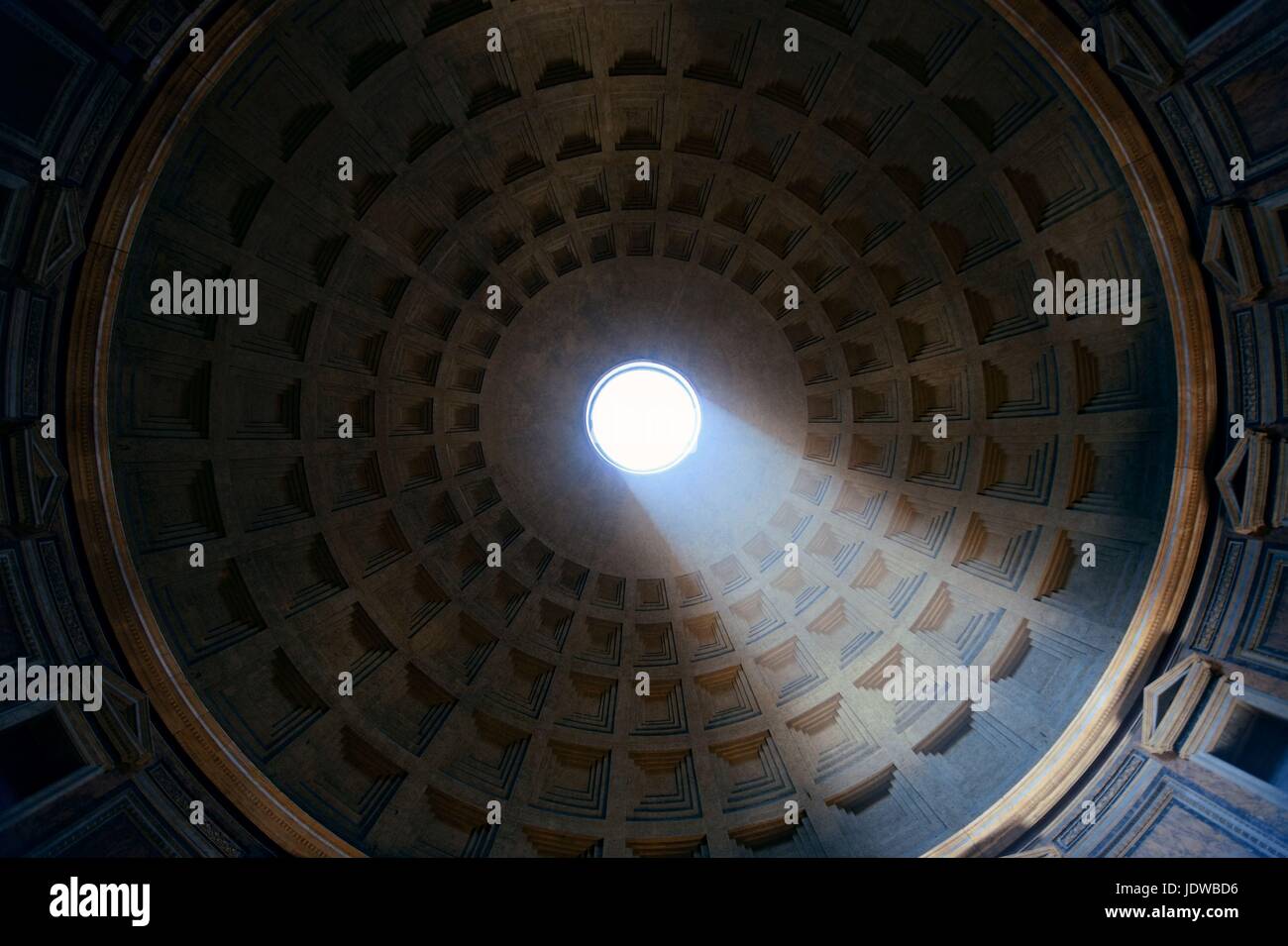 Con el rayo de luz interior del Panteón en Roma, Italia. Foto de stock