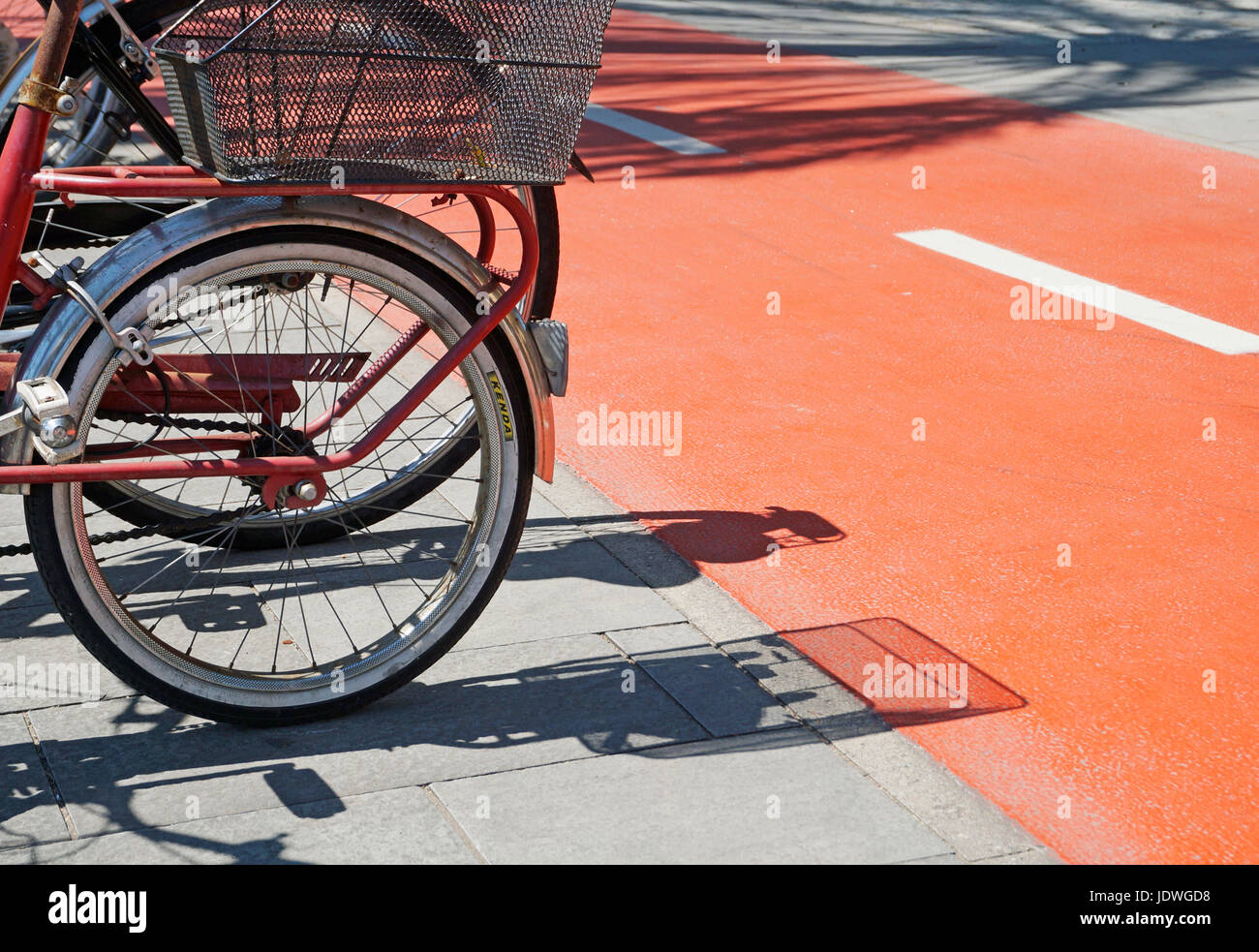 Carril de estacionamiento para bicicletas fotografías e imágenes de alta  resolución - Alamy