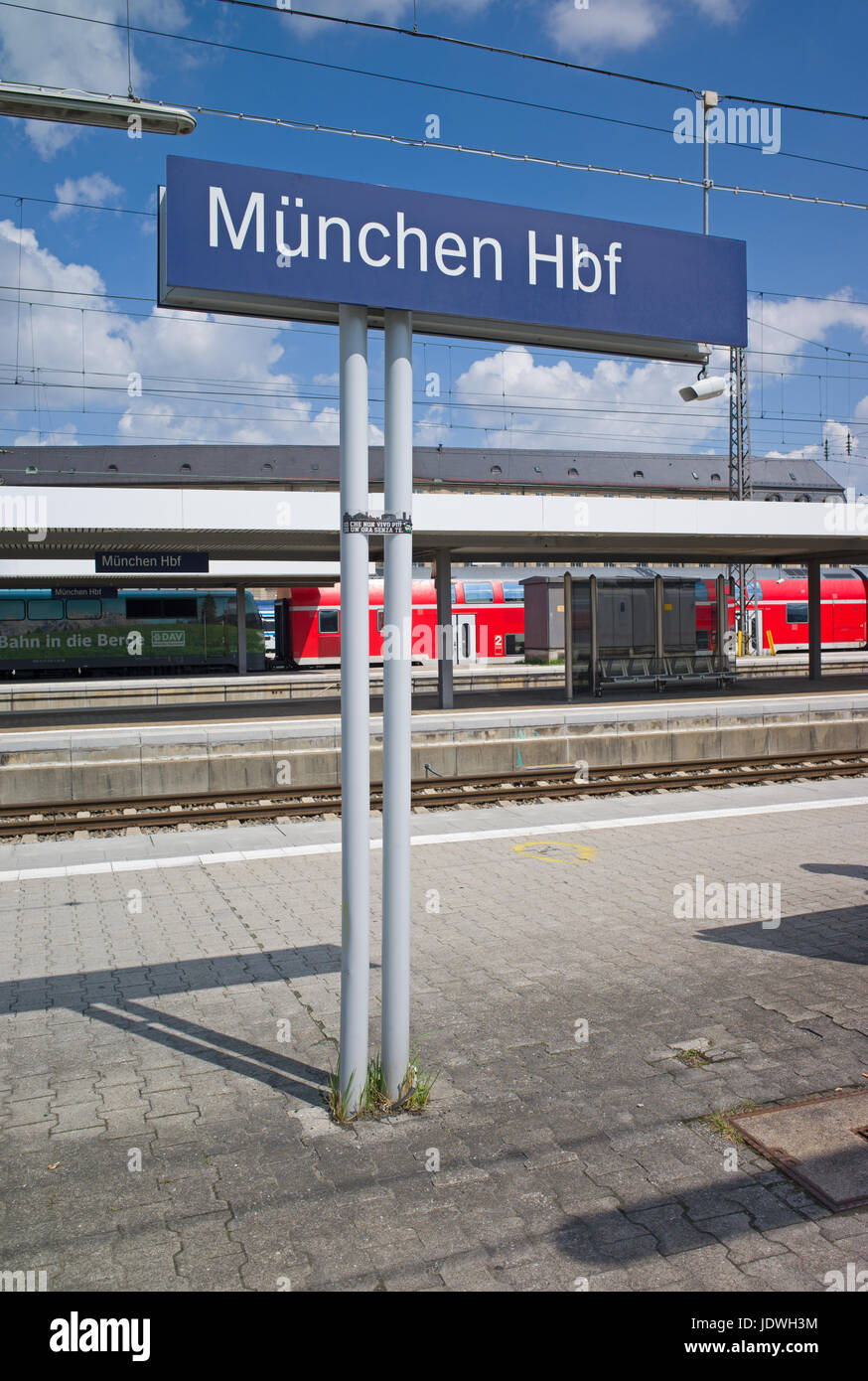 Signo de München Hbf / estación de tren principal de Múnich en la  plataforma, Alemania Fotografía de stock - Alamy