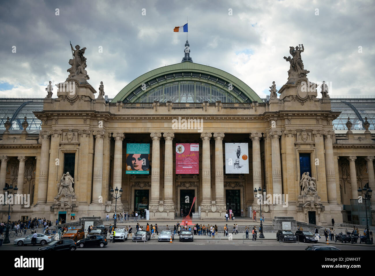 París, Francia - 13 de mayo: el Grand Palais y la vista de la calle el 13 de mayo de 2015 en París. Con la población de 2M, París es la capital y ciudad más poblada Foto de stock