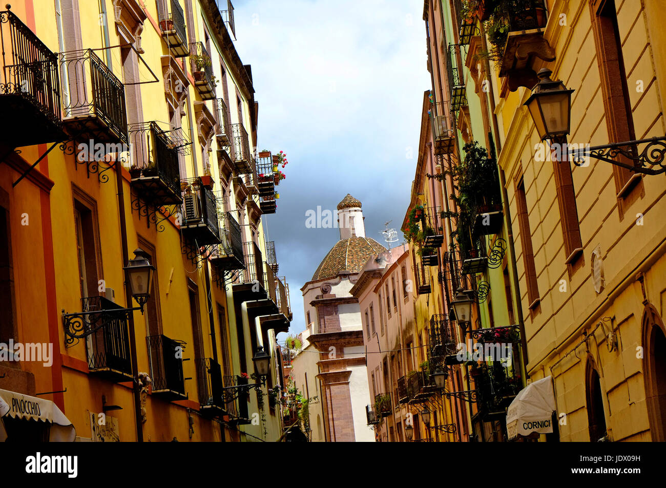 Escena callejera en Bosa, Cerdeña, Italia Foto de stock