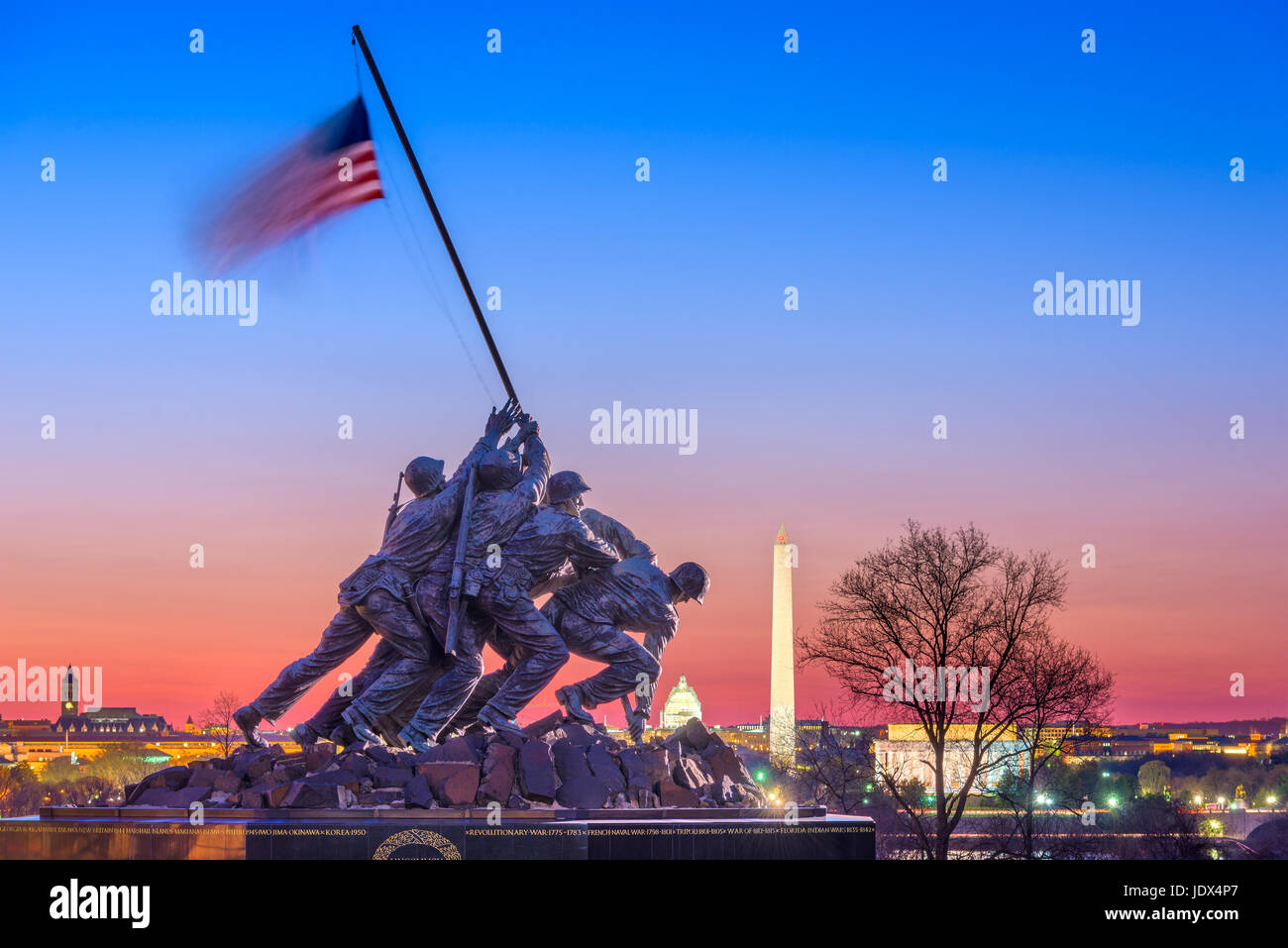 WASHINGTON, DC - Abril 5, 2015: el Marine Corps War Memorial al amanecer. El memorial características las estatuas de los soldados que planteó la segunda bandera estadounidense en Foto de stock