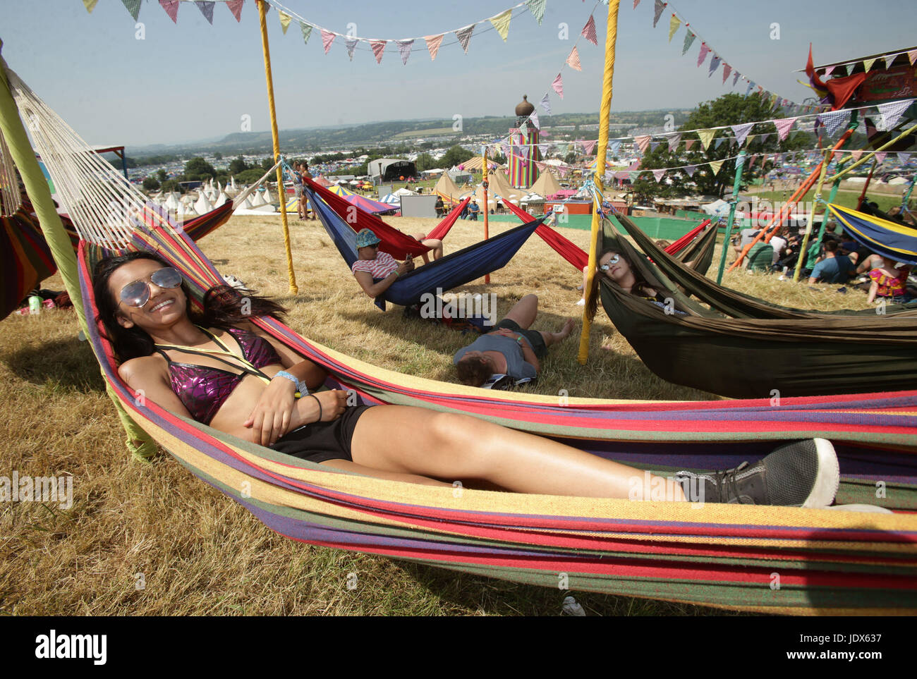 Imogen D'Cruz de York en la hamaca del área durante el Festival de  Glastonbury en la granja digna en Pilton, Somerset Fotografía de stock -  Alamy