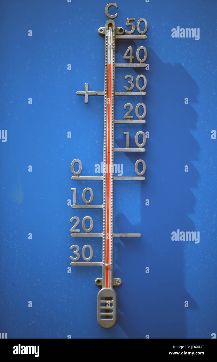 Vista general de una lectura del termómetro courtside 40 grados Celsius  durante el día tres de los 2017 AEGON Championships en el Queen's Club de  Londres Fotografía de stock - Alamy