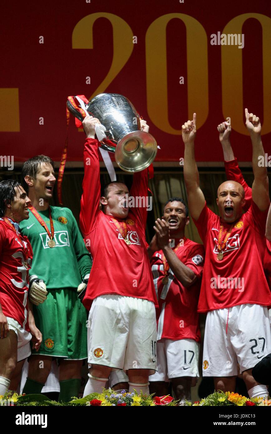 WAYNE ROONEY levanta la Copa de Europa, el MANCHESTER UNITED V CHELSEA, LA FINAL DE LA CHAMPIONS LEAGUE 2008, 2008 Foto de stock