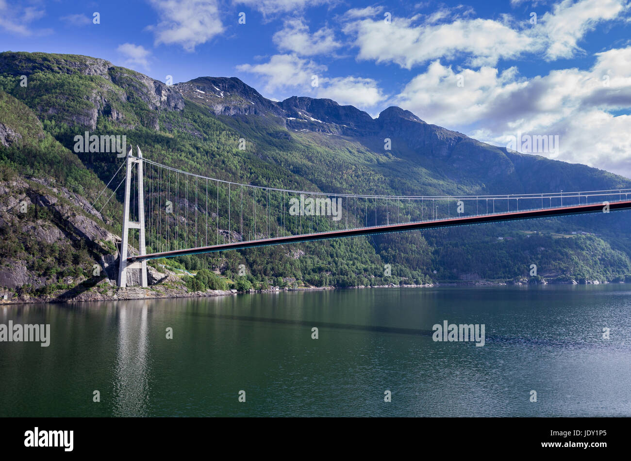Puente de Hardanger en toda la rama de Hardangerfjorden Eidfjorden en el condado de Hordaland, Noruega. Foto de stock
