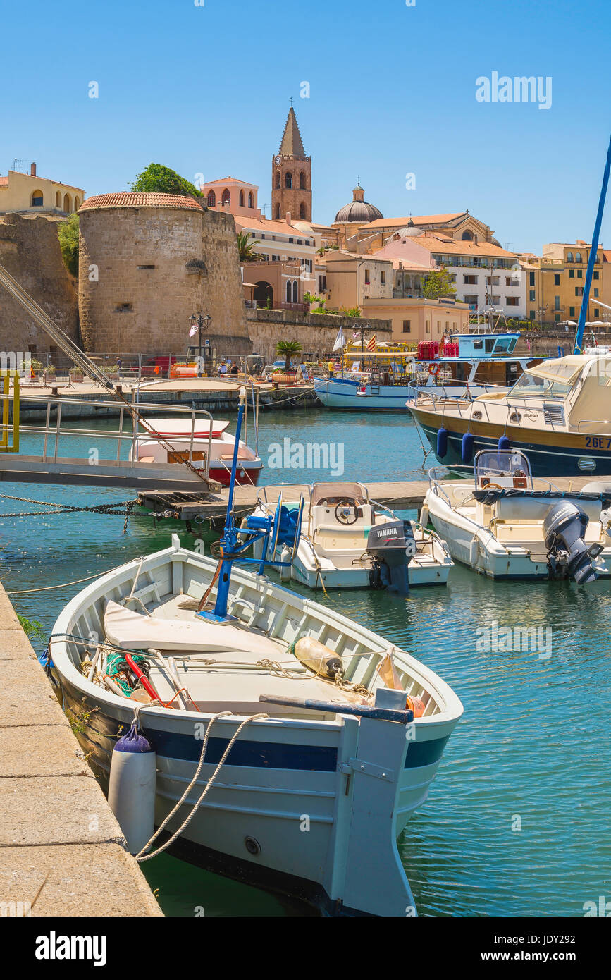 Cerdeña puerto, vistas del puerto y la costanera norte en Alghero, Cerdeña, Italia. Foto de stock