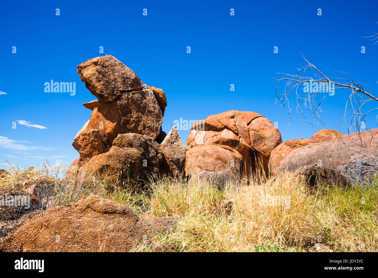 Devils Marbles - rocas de granito rojo están equilibrados en la roca, Australia, Northern Territory Foto de stock
