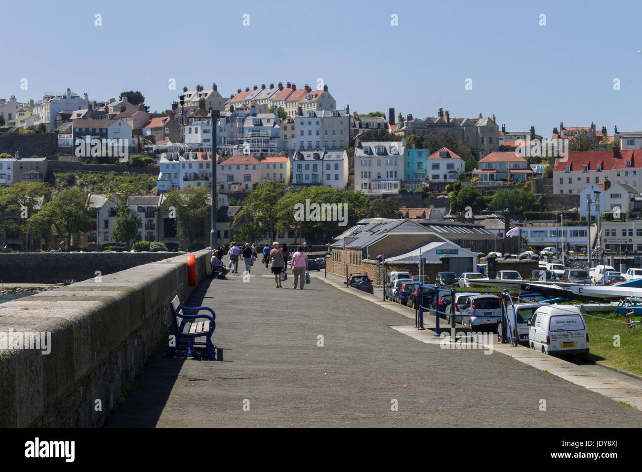 La gente caminando en el muelle, el castillo de Saint Peter Port, Guernsey Foto de stock