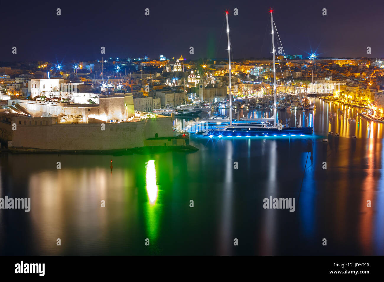 Tres ciudades como visto en la noche de la Valletta, Malta Foto de stock