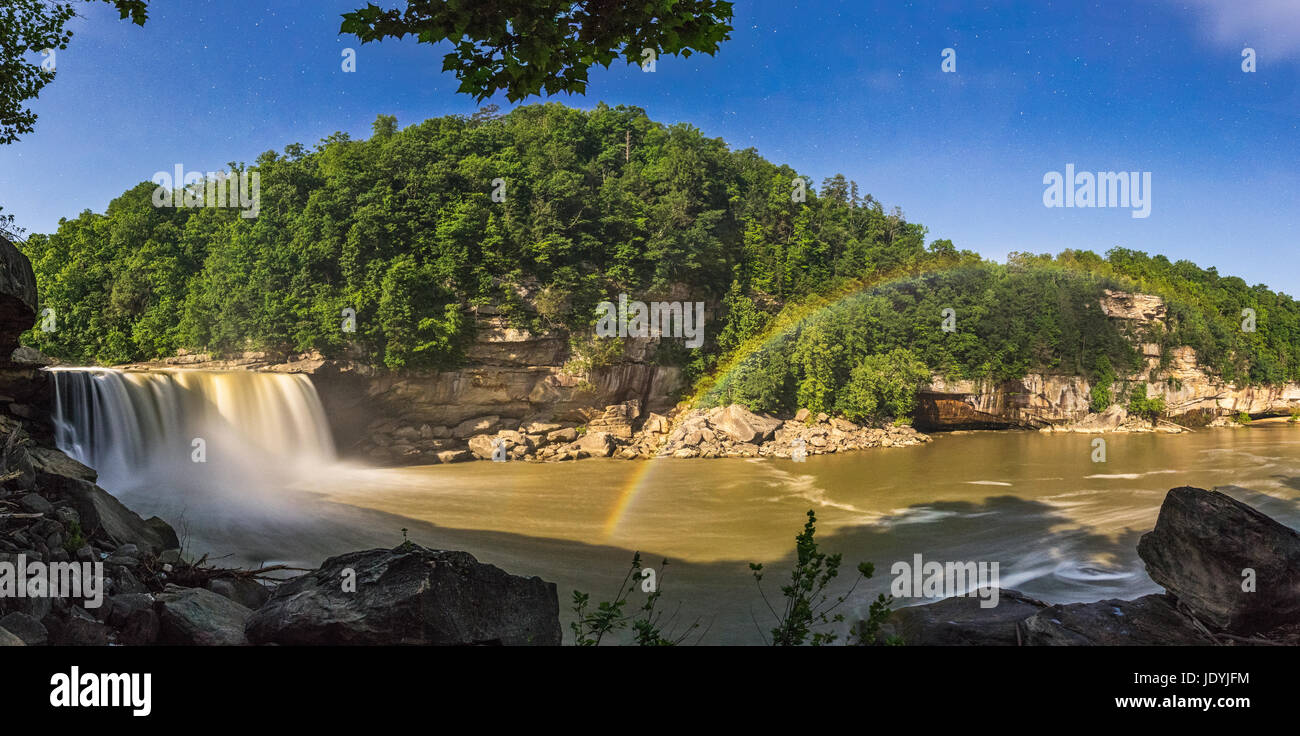 El moonbow se extiende desde la base del Cumberland Falls en Kentucky, en la noche de luna llena, uno de los pocos lugares en el mundo donde esto ocurra Foto de stock