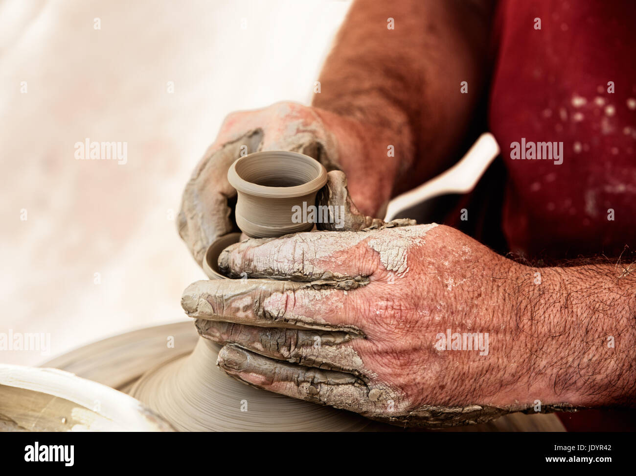 Closeup de manos del alfarero trabajando en torno de alfarero, con un