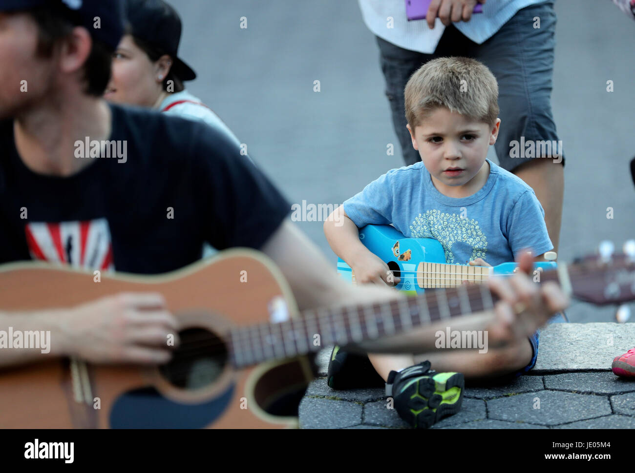 Guitarra de juguete fotografías e imágenes de alta resolución - Alamy