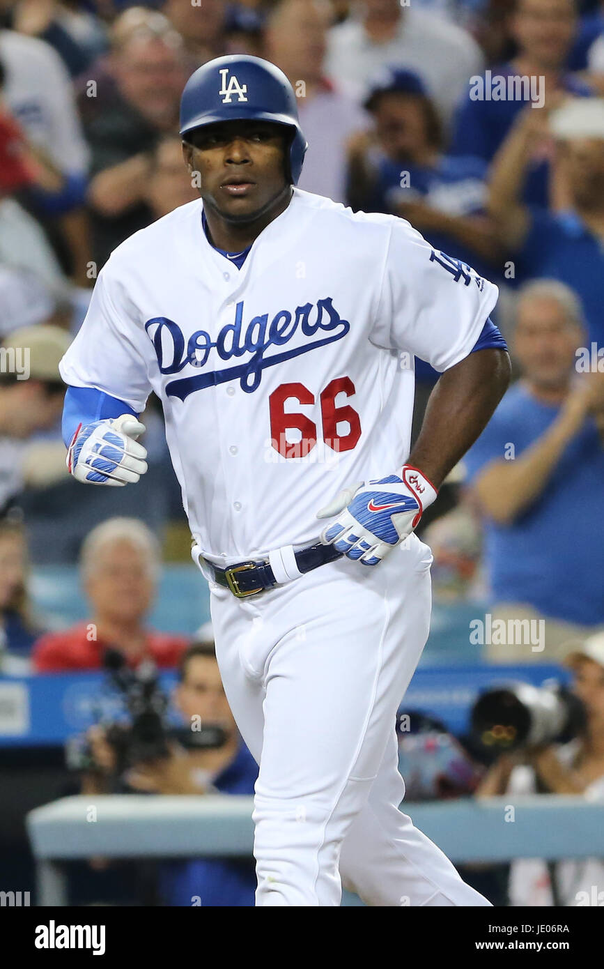 Los Angeles, CA, EE.UU. 21 de junio de 2017. Los Angeles Dodgers, la jardinera derecha Yasiel Puig #66 da el ojo a los Mets de Nueva York un tercer baseman Wilmer Flores #4, quien expresó su descontento con el Puig's extra tiempo admirando su Homero antes de redondear las bases en el juego entre los Mets de Nueva York y los Dodgers de Los Angeles, Dodger Stadium en Los Angeles, CA. Fotógrafo: Peter Joneleit. Crédito: csm/Alamy Live News Foto de stock