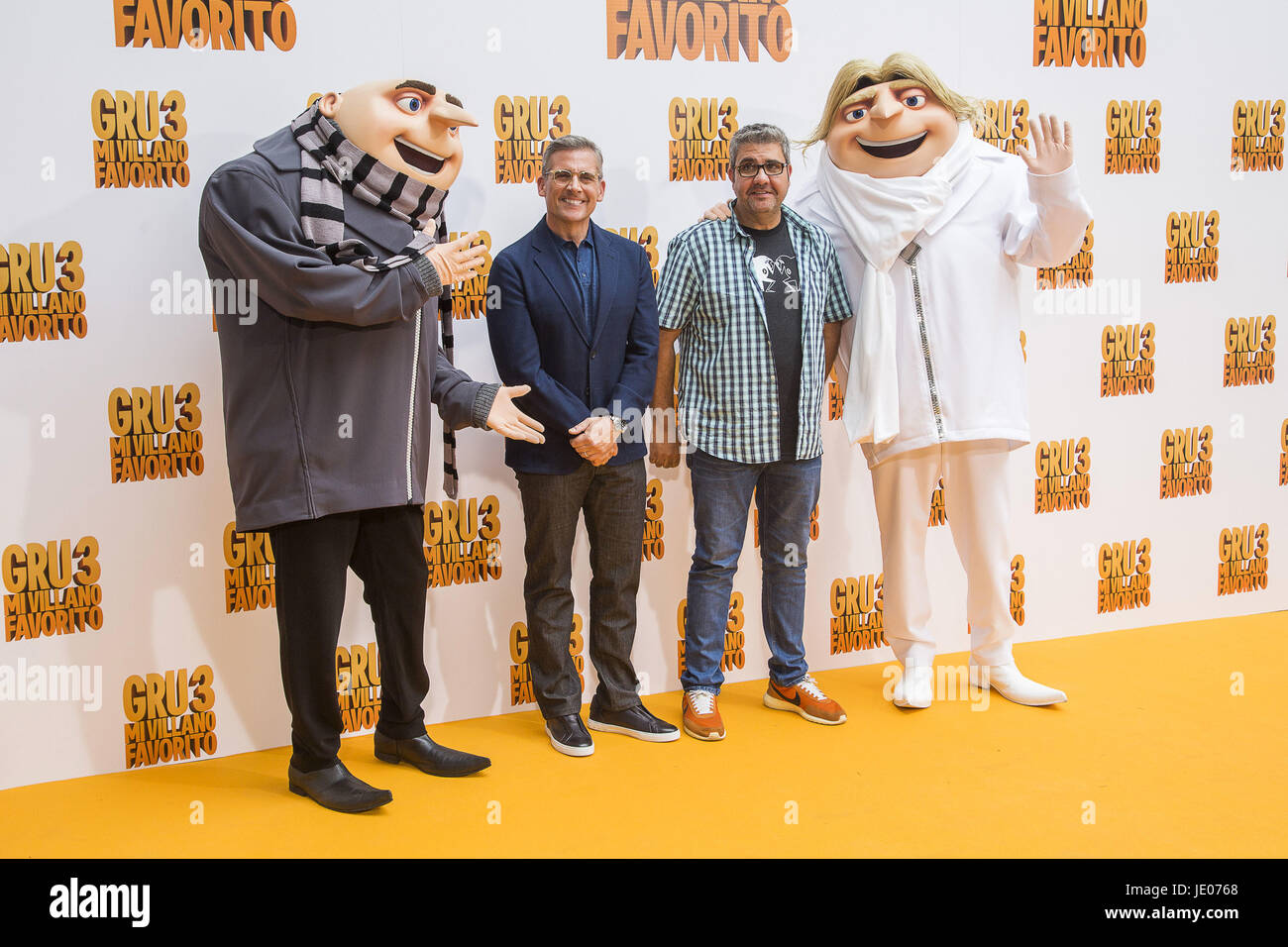 DEBATE sobre estatura de famosos y famosas - volumen 4 - Página 6 Steve-carell-und-florentino-fernandez-beim-photocall-zum-kinofilm-gru-3-mi-villano-favorito-despreciable-me-3-ich-einfach-unverbesserlich-3-im-hotel-santo-mauro-madrid-20-06-2017-verwendung-weltweit-picture-alliance-je0768