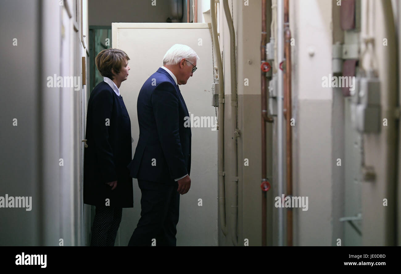 Potsdam, Alemania. 22 de junio de 2017. dpatop - Presidente Alemán Frank-Walter Steinmeier y su esposa Elke Budenbender inspeccione el bloque de celdas de la antigua prisión de la Stasi Lindenstrasse street en Potsdam, Alemania, el 22 de junio de 2017. Presidente Steinmeier está en su primera visita al estado de Brandenburgo. Foto: Ralf Hirschberger/dpa-Zentralbild/piscina/dpa/Alamy Live News Foto de stock