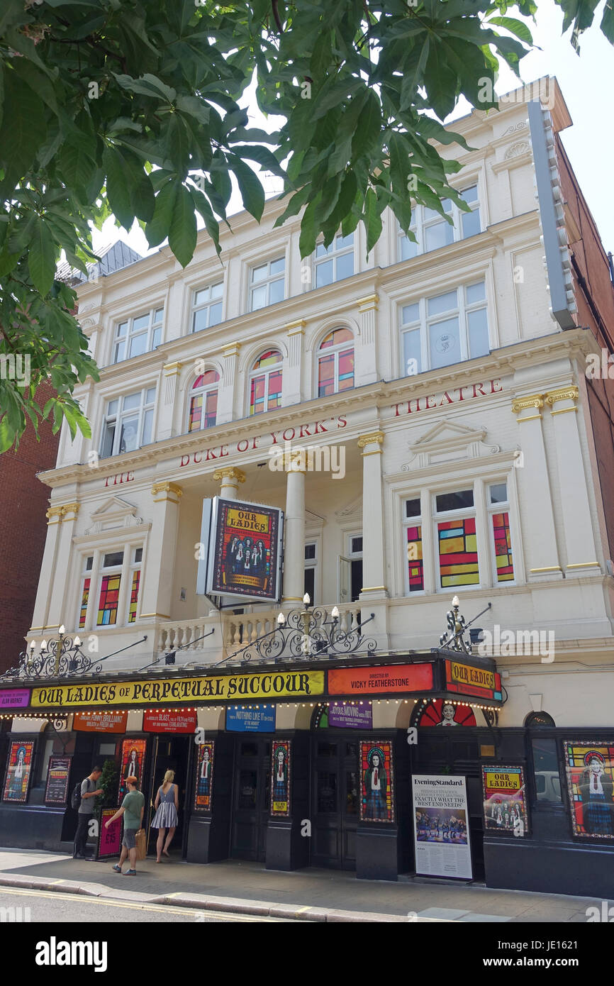 Vista frontal del Duke of York's Theatre en Londres, Gran Bretaña. Foto de stock