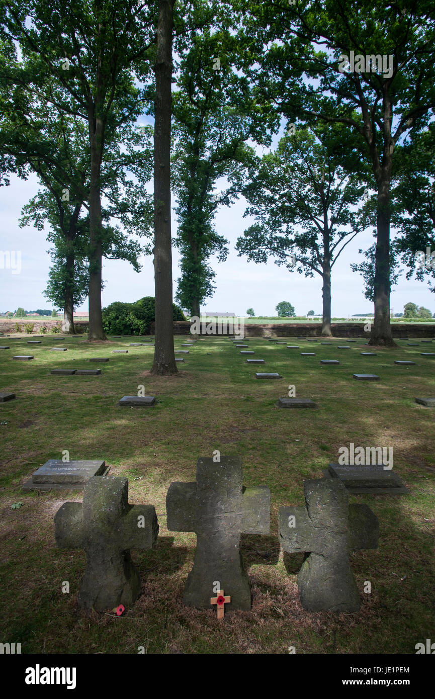 La 'Duetscher Soldatenfriedhof' (Alemán) en el cementerio del soldado Langemark es especialmente emotivo debido a su fuerza y simplicidad. Foto de stock