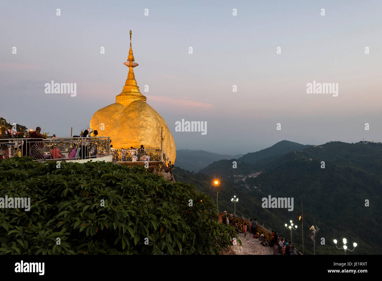 Kyaiktiyo Pagoda, también conocido como Golden Rock, es un conocido lugar de peregrinación budista en el estado de Mon, Birmania. Foto de stock