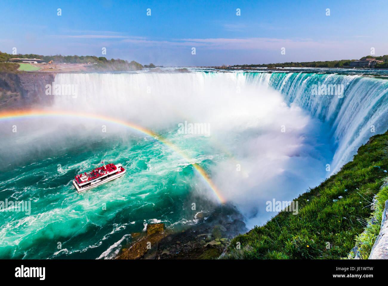 Hornblower barco repleto de turistas en Rainbow regado por la Cascada de la Herradura, Niagara Falls, Ontario, Canadá Foto de stock