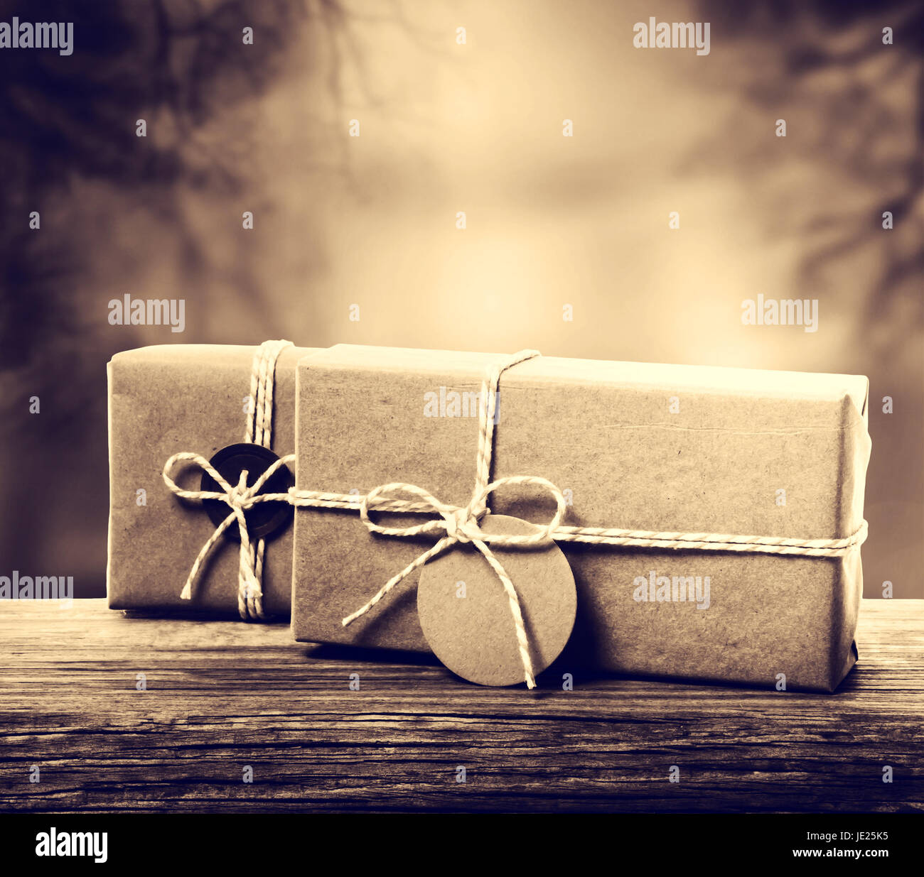 Cajas de regalos hechos a mano en madera en tono sepia Fotografía de stock  - Alamy