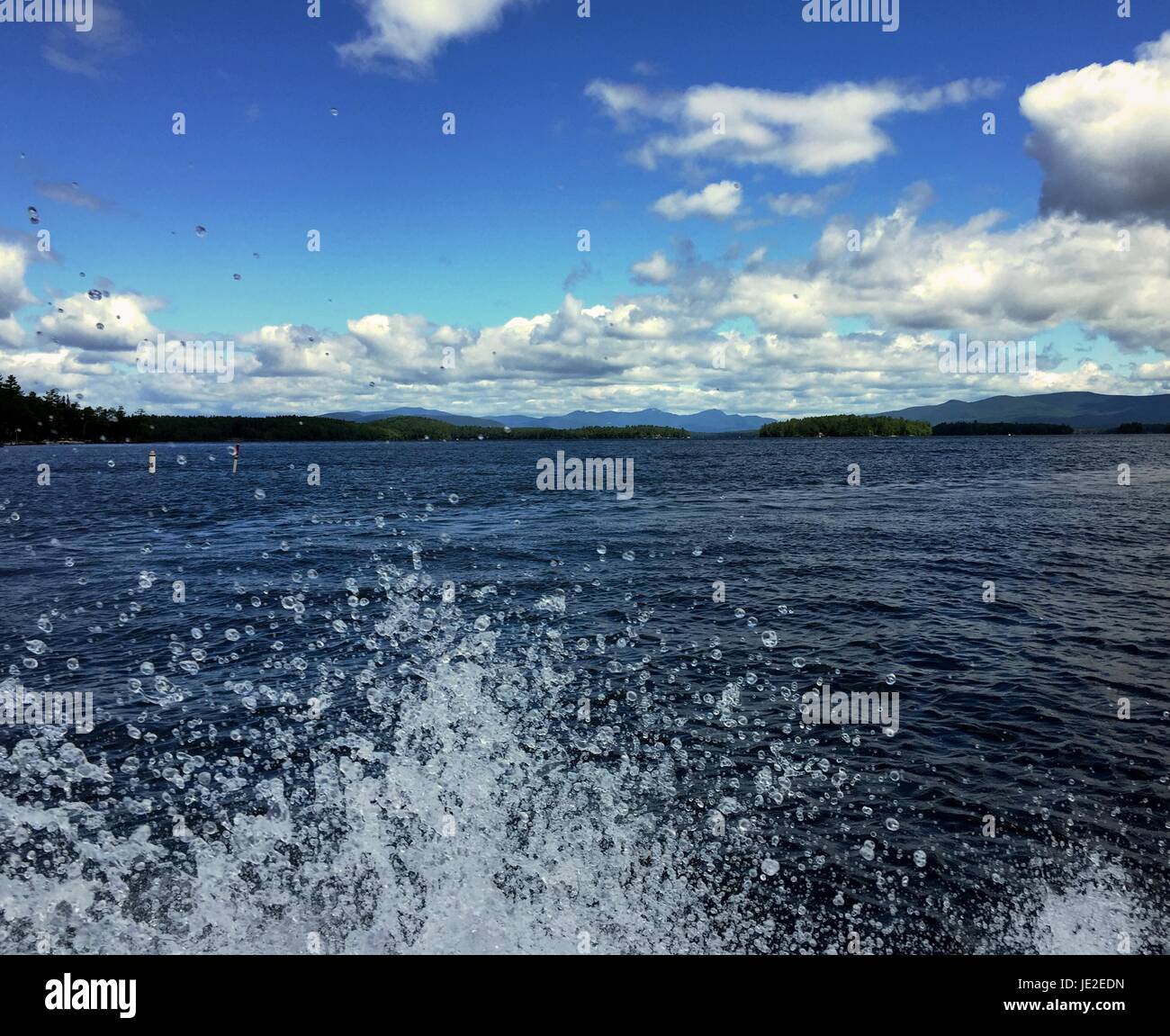 Un hermoso splash desde un barco en el lago Winnipesaukee Foto de stock