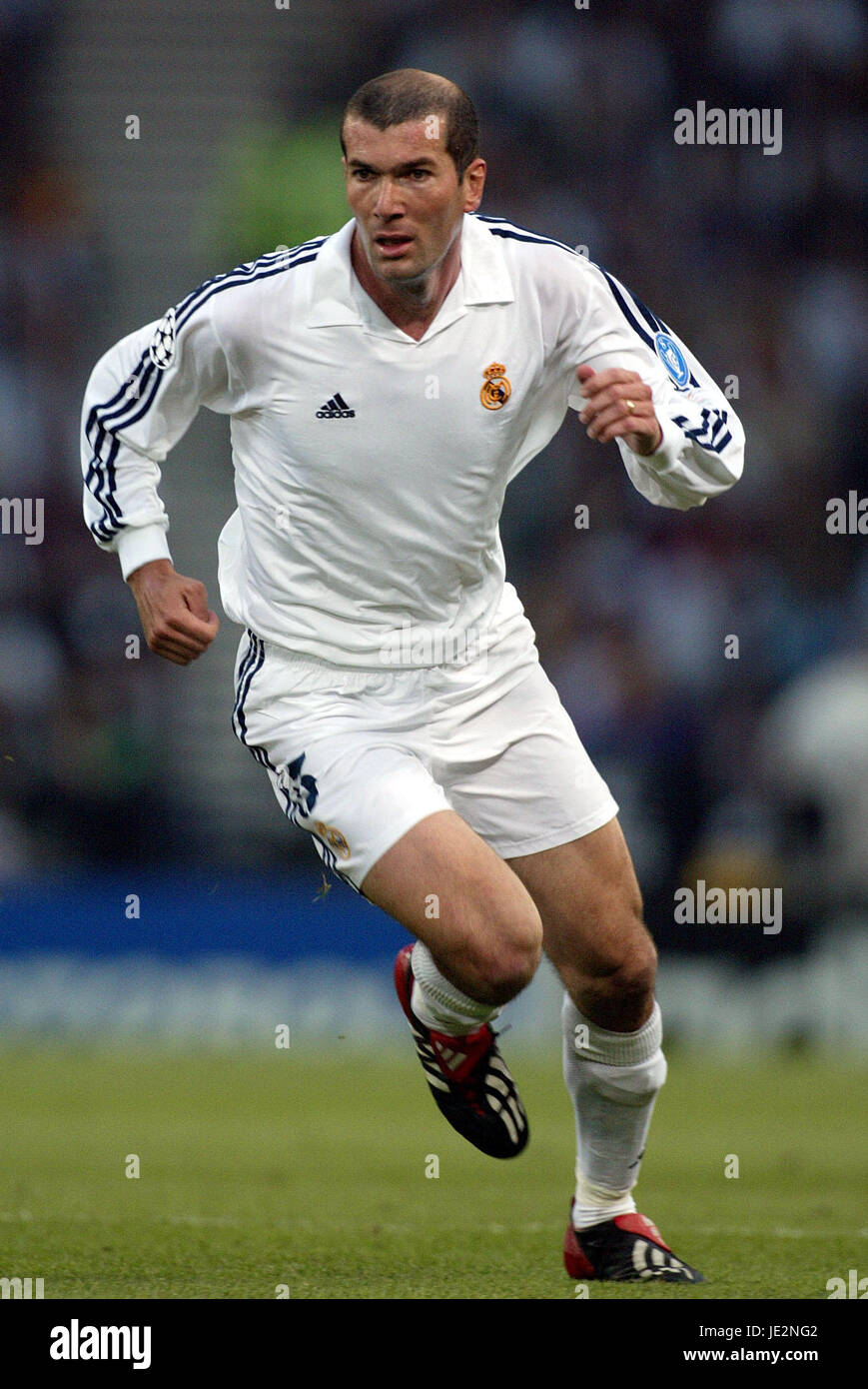 Zidane real madrid 2002 fotografías e imágenes de alta resolución -