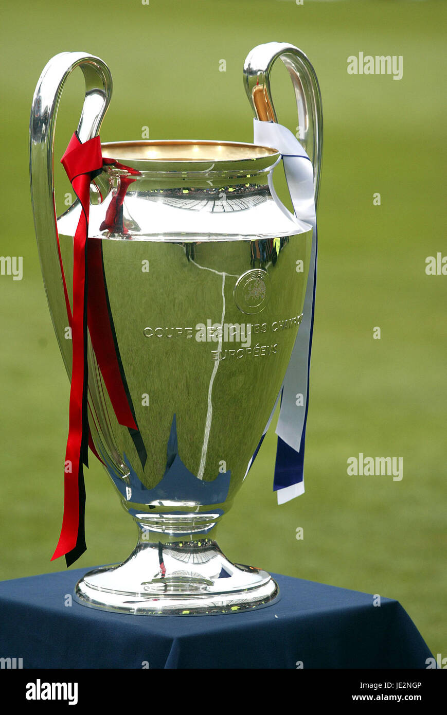 El Trofeo de la Copa de Europa de fútbol Hampden Park en Glasgow el 15 de mayo de 2002 Foto de stock