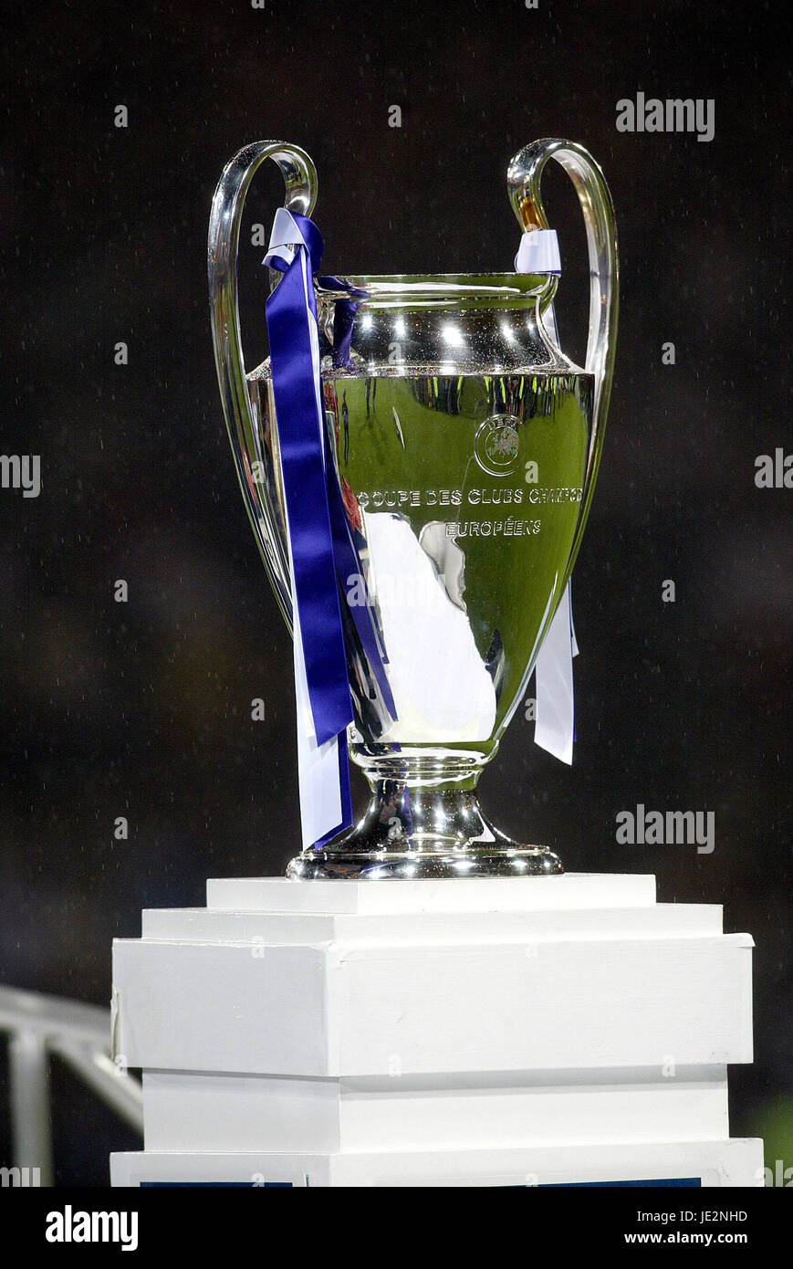 El Trofeo de la Copa de Europa de fútbol Hampden Park en Glasgow el 15 de mayo de 2002 Foto de stock