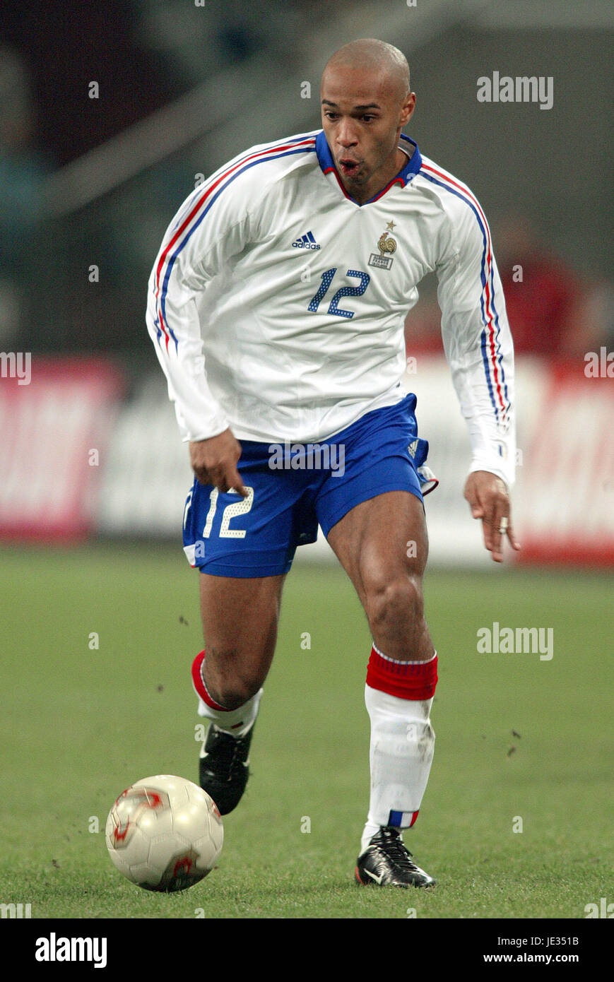 THIERRY HENRY FRANCIA & Arsenal FC GELSENKIRCHEN Alemania el 15 de 2003 de stock - Alamy