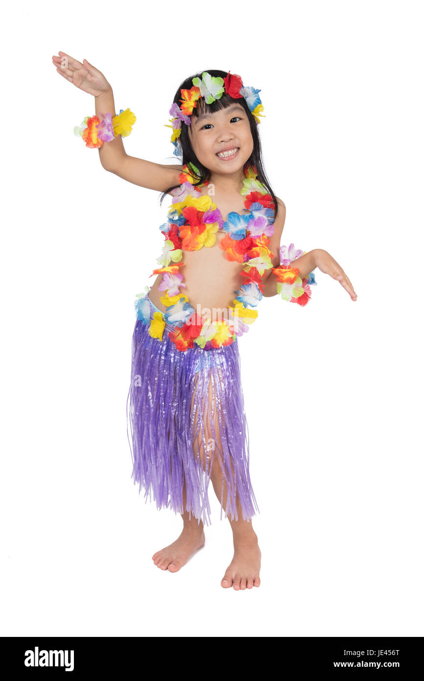 tema visitar Subjetivo Chino Asia niña traje hawaiano simulando ser una bailarina de hula aisladas  en fondo blanco Fotografía de stock - Alamy