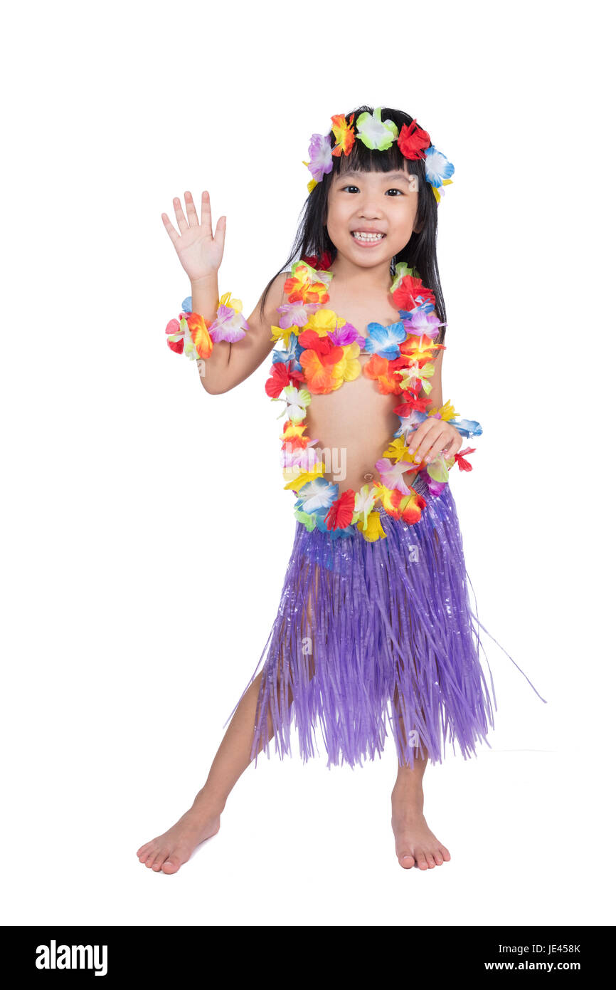 Chino Asia niña traje hawaiano simulando ser una bailarina de hula aisladas  en fondo blanco Fotografía de stock - Alamy