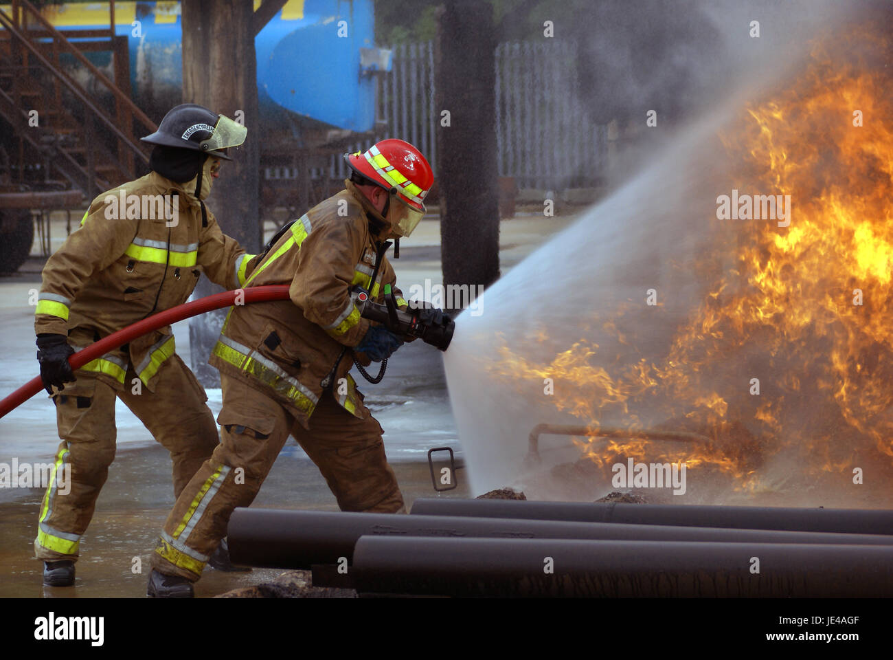 Fire fighter combates Inferno Foto de stock