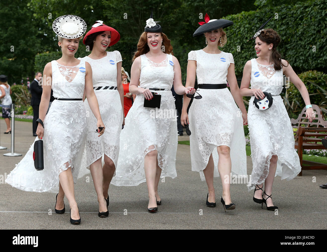 Los rodillos Tootsie durante el día tres de Royal Ascot en el hipódromo de Ascot. Asociación de la prensa de la foto. Imagen Fecha: jueves, 22 de junio de 2017. Ver historia PA las carreras de Ascot. Crédito de la foto debe leer: Jonathan Brady PA/Cable. Restricciones: uso sujetos a restricciones. Sólo para uso editorial, ningún uso comercial o promocional. No hay ventas privadas. Foto de stock