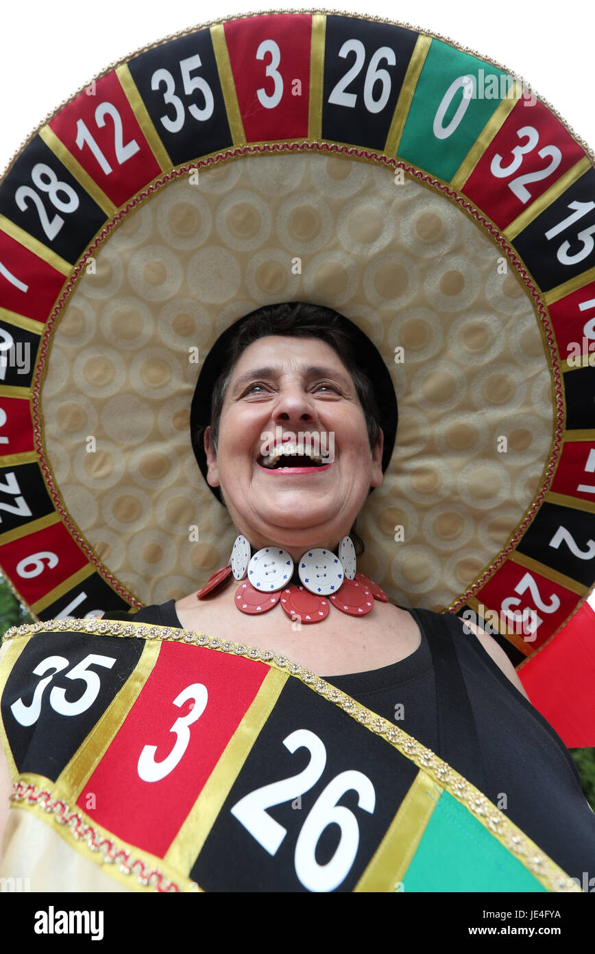 Anna Ulber desde Munich durante el día tres de Royal Ascot en el hipódromo de Ascot. Asociación de la prensa de la foto. Imagen Fecha: jueves, 22 de junio de 2017. Ver historia PA las carreras de Ascot. Crédito de la foto debe leer: Jonathan Brady PA/Cable. Restricciones: uso sujetos a restricciones. Sólo para uso editorial, ningún uso comercial o promocional. No hay ventas privadas Foto de stock