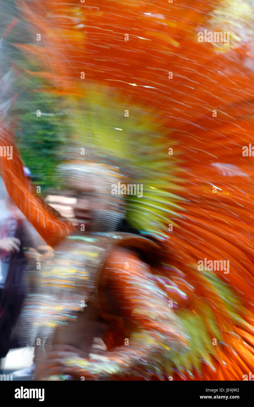 Bailarín en el principal festival desfilan por el Carnaval de Notting Hill, Londres, Reino Unido. Foto de stock