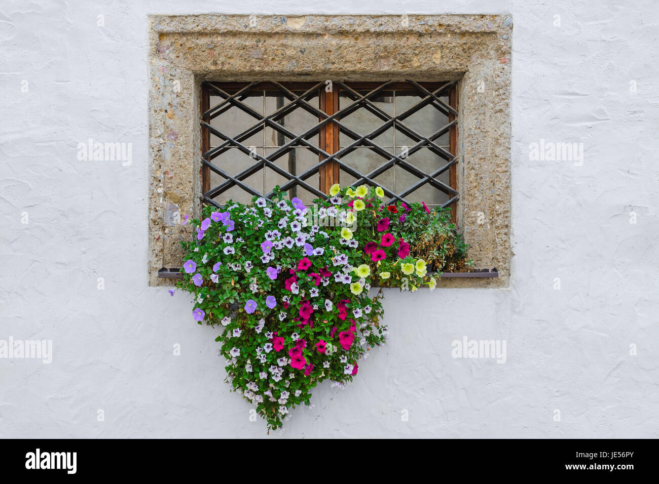 Window sill exterior fotografías e imágenes de alta resolución - Alamy